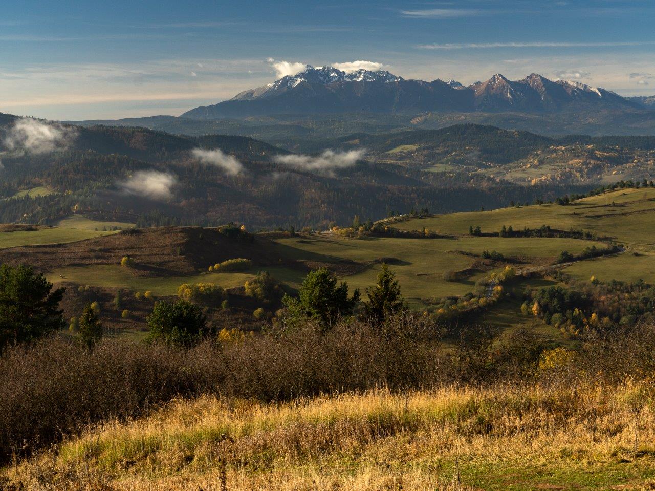 Widok na Tatry z Wysokiego Wierchu wiosną